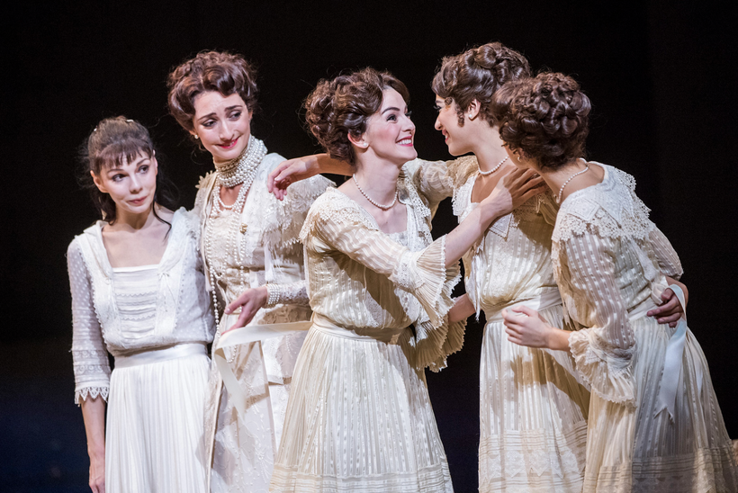 Anastasia (Natalia Osipova, Christina Arestis, Olivia Cowley, Beatriz Stix-Brunell, Yasmine Naghdi). Foto: Tristram Kenton.